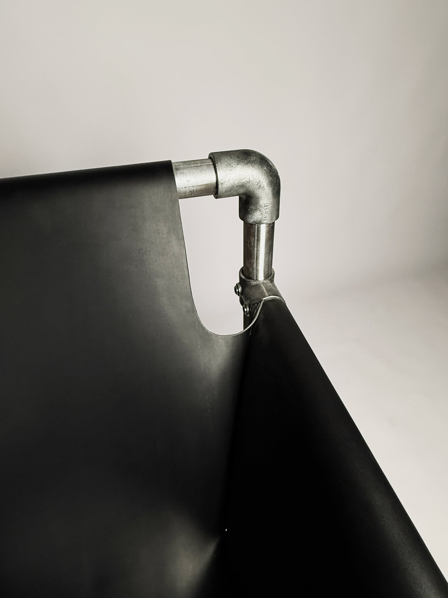 trefoil tension chair